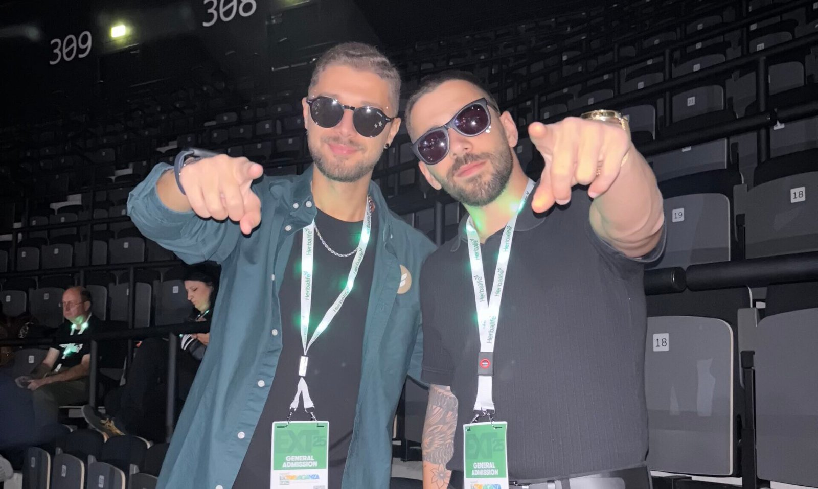 Ομάδα συνεργατών Herbalife μαζί με τον ιδρυτή της Vitafuel360 σε εταιρικό event ανάπτυξης και ομαδικότητας